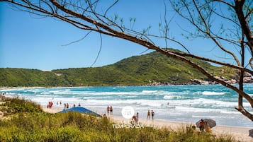 Una playa cerca, arena blanca