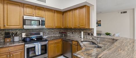 冷蔵庫、電子レンジ、オーブン、コンロ