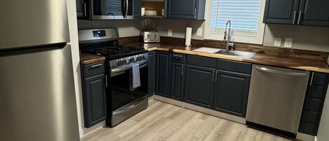 Réfrigérateur, four à micro-ondes, un four, surface de cuisson