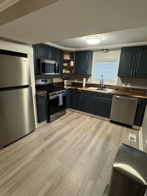 ثلاجة، ميكروويف، فرن، موقد طهي مسطح