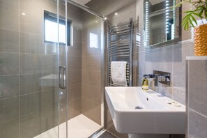 Chuveiro, secador de cabelo, toalhas de banho 