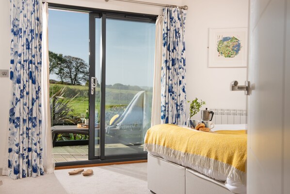 4 bedrooms, desk, iron/ironing board, Internet
