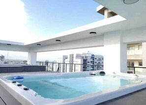 Bañera de hidromasaje al aire libre