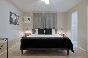 1 habitación, escritorio, tabla de planchar con plancha y cuna de viaje