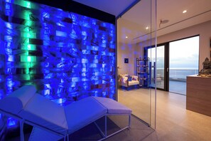 Desk, soundproofing, free WiFi, bed sheets