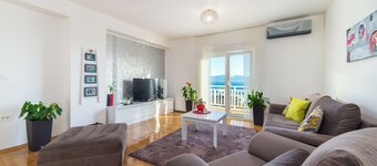 A beautiful panoramic view at a ten-minute walk from all imoprtant locations!