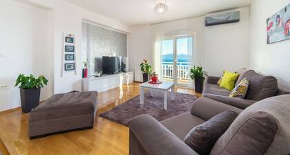 A beautiful panoramic view at a ten-minute walk from all imoprtant locations!