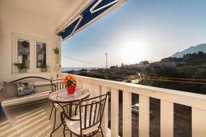 Outdoor dining - A beautiful panoramic view at a ten-minute walk from all imoprtant locations! (Gradac)