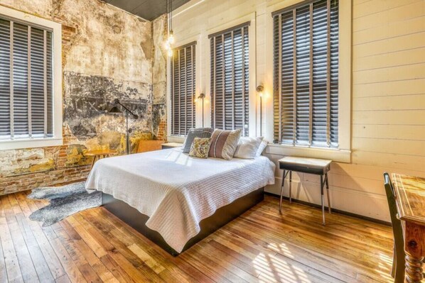 1 bedroom, desk, WiFi, bed sheets