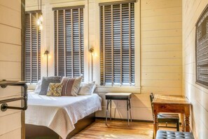 1 camera, una scrivania, Wi-Fi, lenzuola