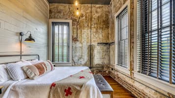 Desk, WiFi, bed sheets