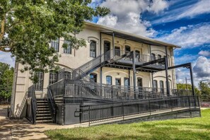 Exterior - The downtown Brenham Schoolhouse Hotel, Suite 1 (Brenham)