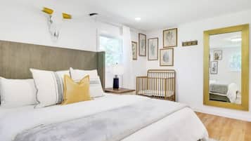 4 soverom, skrivebord, strykejern/-brett og reiseseng for barn