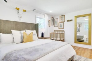 4 間睡房、書桌、熨斗/熨衫板、可攜式嬰兒床