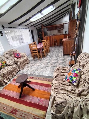 Una televisión de pantalla plana