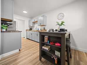 Wasserkocher mit Kaffee-/Teezubehör, Kühlschrank, Mikrowelle, Ofen