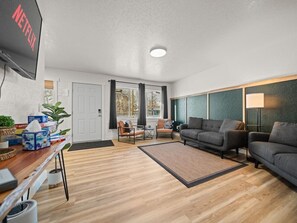 Smart TV - Clean & Remodeled | Pet Friendly | Near Downtown (Wasilla)