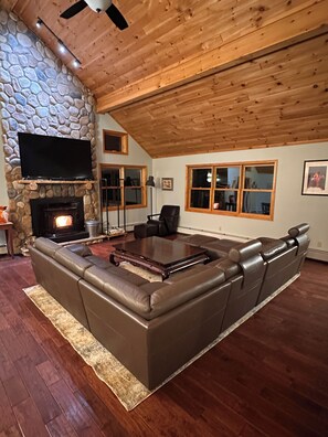 Smart TV, caminetto, videogiochi