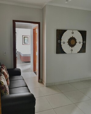 Standard Suite | Desk, laptop workspace, blackout drapes, free WiFi