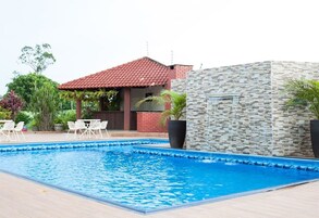 Szabadtéri medence, nyitva 9:00 és 22:00 között, napernyők