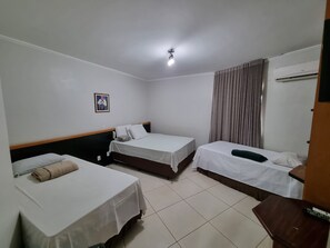 Desk, laptop workspace, blackout curtains, free WiFi - Hotel Marion Pantanal (Varzea Grande)