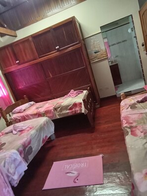 ファミリー トリプルルーム | エジプト綿のシーツ、高級寝具、羽毛の掛け布団、WiFi (無料)