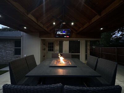 Central, Familial, w/ GAME Room, FIRE Pit, KING Bed ★ 4.6 mi from DFW Airport+