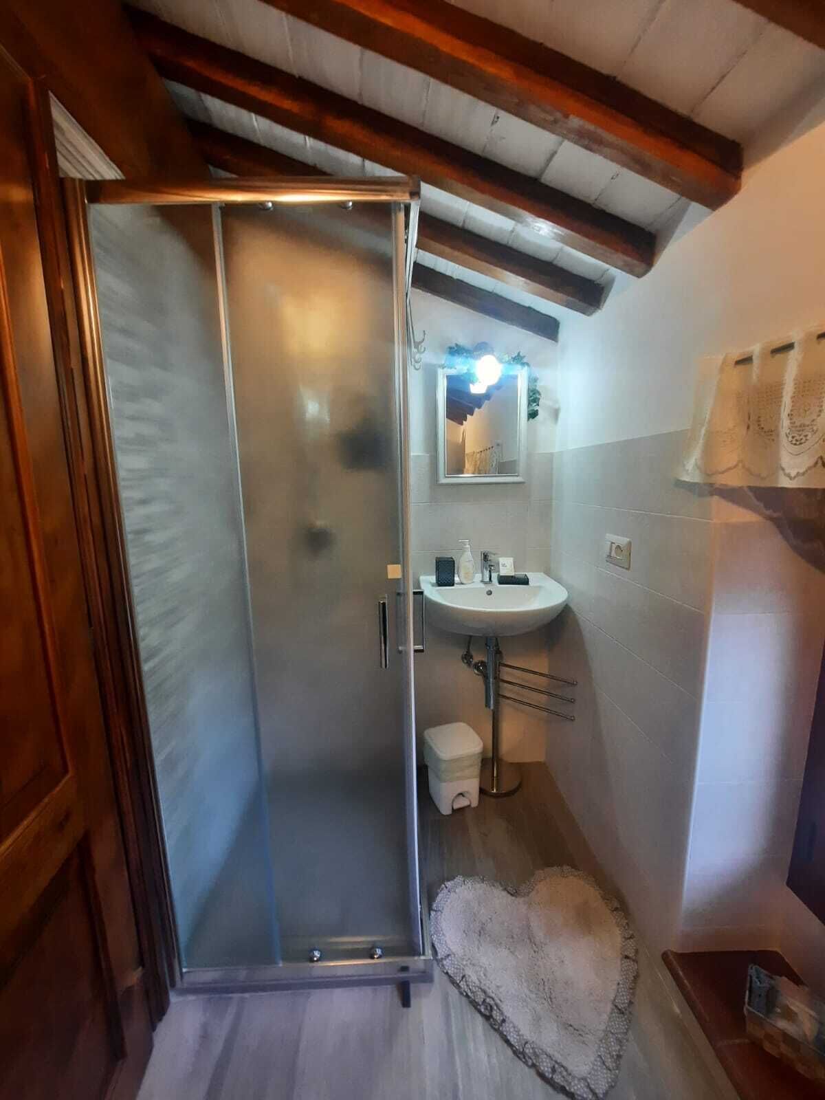 Een douche, een haardroger, een bidet, handdoeken