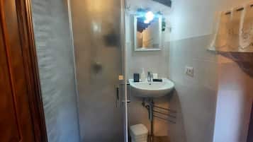 Een douche, een haardroger, een bidet, handdoeken