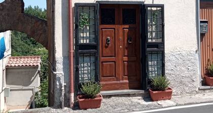 Alloggio Turistico di Patrizia ,a Pochi Passi dal Borgo di Civita