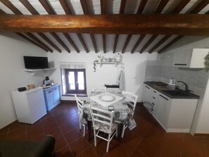 Refrigerador, placa de cocina, cafetera/tetera, utensilios de cocina