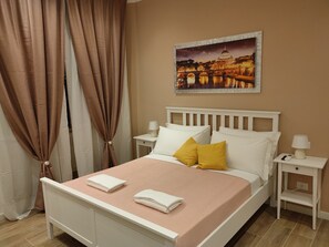 デラックス ダブルルーム | 高級寝具、羽毛の掛け布団、ピロートップベッド、セーフティボックス (室内)