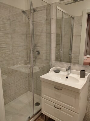 Shower, rainfall showerhead, free toiletries, hair dryer - BePlace Holy See (Rome)