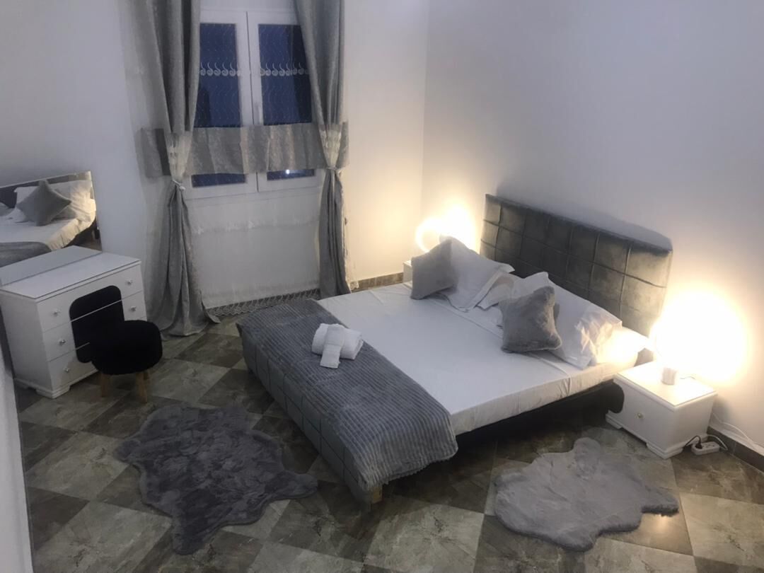 4 habitaciones, tabla de planchar con plancha, wifi y ropa de cama 
