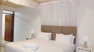 4 bedrooms, iron/ironing board, WiFi, bed sheets