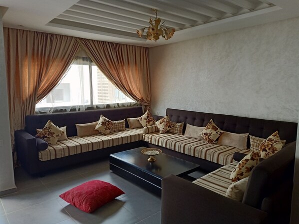 Living area - Appartement Luxe.piscine et Plage Sable D'or (Harhoura)