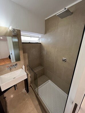 Regadera, secadora de cabello, bidet, toallas