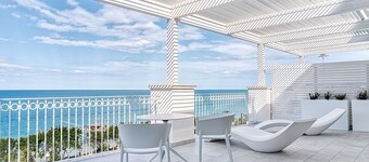 Supporter Deluxe Hotel