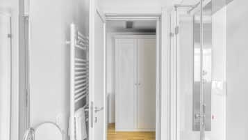 Comfort Room | Bathroom | Shower, rainfall showerhead, free toiletries, hair dryer