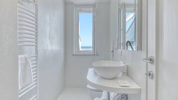Camera Superior | Bagno | Doccia, soffione a pioggia, set di cortesia gratuito, asciugacapelli