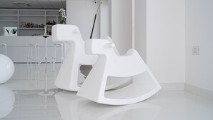 Un interior moderno con una barra blanca, mobiliario blanco y un diseño limpio y minimalista.