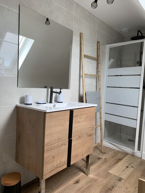 Dusche, Haartrockner, Handtücher, Toilettenpapier