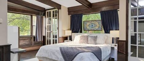 3 bedrooms, desk, travel crib, WiFi