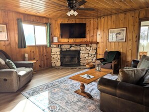 Smart TV, fireplace - On the Lake! Pet Friendly! Wood-burning Fireplace- The Blue Spruce Cabin (Lakeside)