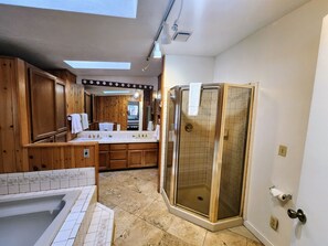 Shower, jetted tub, towels - The Oaks Cabin- Lake view (Lakeside)