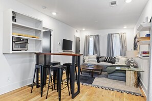 Smart TV, books - Newly Built, Upscale Apartment in Midtown Atlanta in Beautiful Neighborhood (Atlanta)