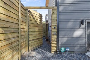 Property grounds - Newly Built, Upscale Apartment in Midtown Atlanta in Beautiful Neighborhood (Atlanta)