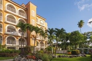Exterior - 2700 sq. ft. Three-Bedroom Luxury Beachfront Suite on the West Coast (Little Battaleys)