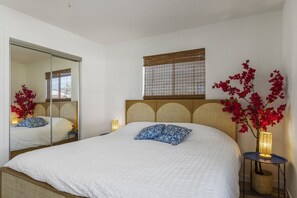 Desk, iron/ironing board, WiFi, bed sheets
