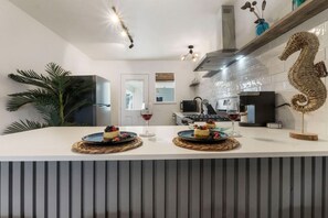 Køleskab, mikrobølgeovn, ovn, kogeplade